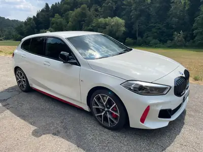 BMW Série 1 2021 — Berline compacte 265 ch, transmission automatique et design premium — fianco