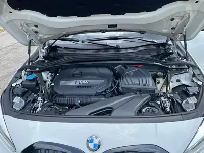BMW Série 1 2021 — Berline compacte 265 ch, transmission automatique et design premium — dettaglio