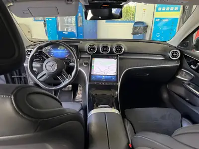 Mercedes-Benz C 200 Avantgarde 4MATIC — Berline premium Mildhybrid, révisée MFK — Armaturenbrett