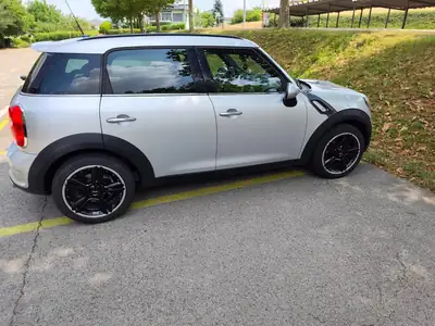 MINI Countryman Diesel 143 ch — SUV compact robuste, transmission manuelle — côté