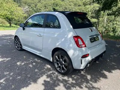 Fiat 500 Abarth Cabriolet 2021 — Sportivité italienne, entretien à jour — vista posteriore