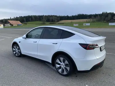 Tesla Model Y — Berline électrique performante, 55 000 km seulement — arrière