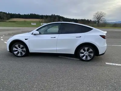 Tesla Model Y — Berline électrique performante, 55 000 km seulement — côté