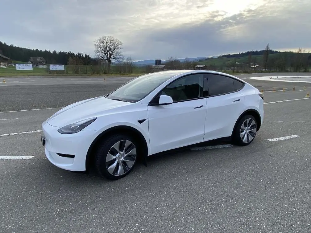 Tesla Model Y — Berline électrique performante, 55 000 km seulement