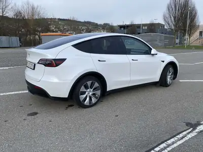 Tesla Model Y — Berline électrique performante, 55 000 km seulement — tableau de bord