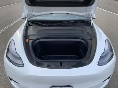 Tesla Model Y — Berline électrique performante, 55 000 km seulement — détail