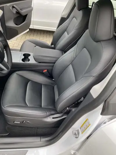Tesla Model Y — Berline électrique performante, 55 000 km seulement — Miniature 9