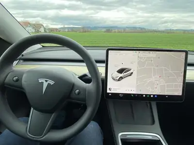 Tesla Model Y — Berline électrique performante, 55 000 km seulement — Miniature 7