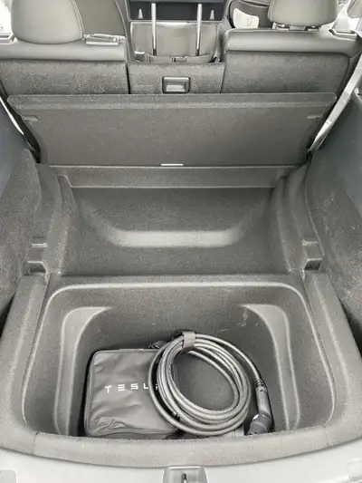 Tesla Model Y — Berline électrique performante, 55 000 km seulement — Miniature 10