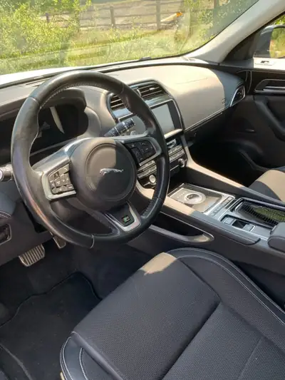 Jaguar F-PACE 2.0 T 250 R-Sport AWD — SUV sportif, traction intégrale permanente — Innenraum
