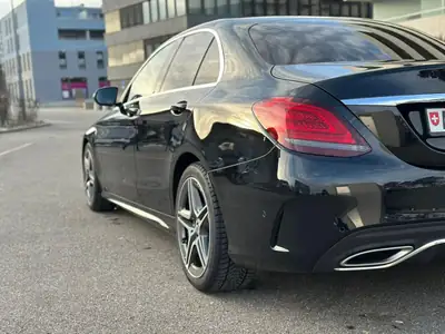 Mercedes-Benz C 300 — Berline sportive 258 ch, AMG Line, entretien régulier — côté