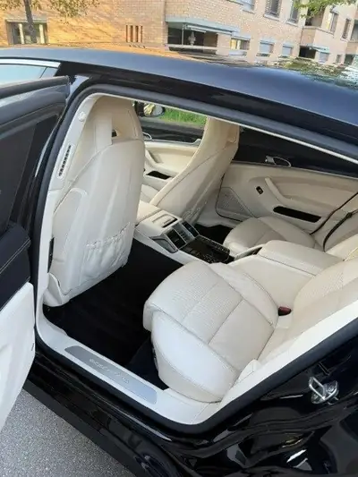 Porsche Panamera 4S — 420 ch, toit panoramique, entretien complet — détail