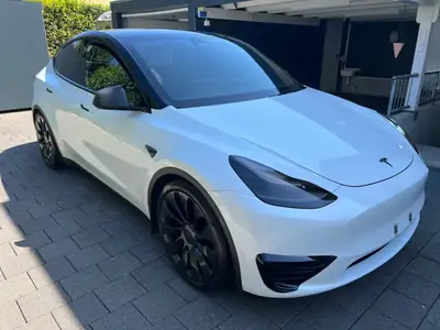 Tesla Model Y — SUV électrique haute performance, première main, 96'000 km — fianco
