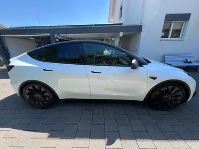 Tesla Model Y — SUV électrique haute performance, première main, 96'000 km — dettaglio