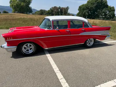 Chevrolet Bel Air 1957 — Berline de légende entièrement restaurée, rouge éclatant — fianco