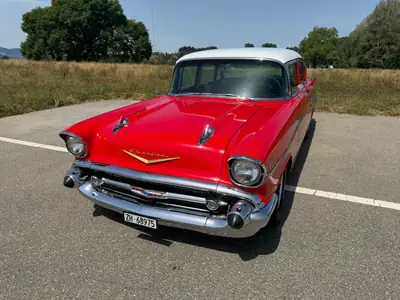 Chevrolet Bel Air 1957 — Berline de légende entièrement restaurée, rouge éclatant — vista esterna