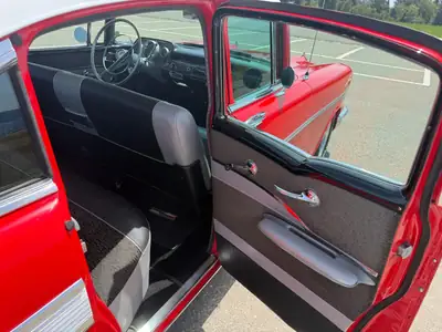 Chevrolet Bel Air 1957 — Berline de légende entièrement restaurée, rouge éclatant — cruscotto
