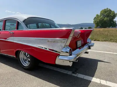 Chevrolet Bel Air 1957 — Berline de légende entièrement restaurée, rouge éclatant — interni