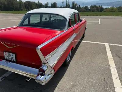 Chevrolet Bel Air 1957 — Berline de légende entièrement restaurée, rouge éclatant — dettaglio
