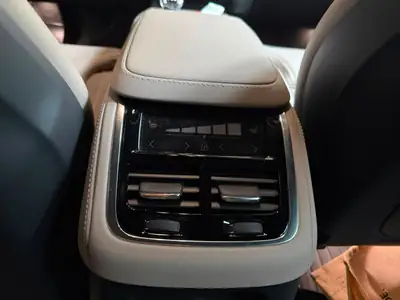 Volvo XC90 2025 — SUV 7 places hybride, 30 000 km seulement — intérieur