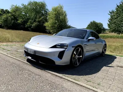 Porsche Taycan — Berline électrique haute performance 761 ch, 43'600 km — côté
