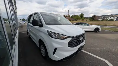 Ford Transit 2026 — Utilitaire diesel performant, 170 ch et transmission automatique — côté