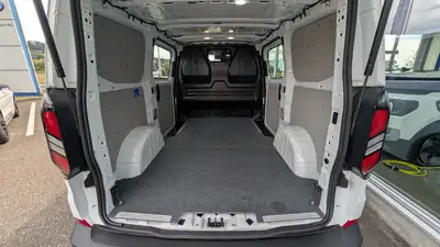Ford Transit 2026 — Utilitaire diesel performant, 170 ch et transmission automatique — Miniature 9