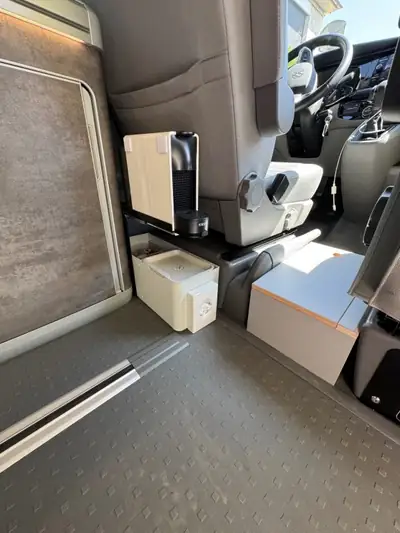 VW California 2023 — L'van lifestyle diesel avec équipements premium, 19'000 km — Miniature 8