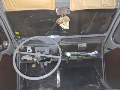 Citroën 2CV 1959 — L'icône automobile française, toit ouvrant, état d'époque — intérieur