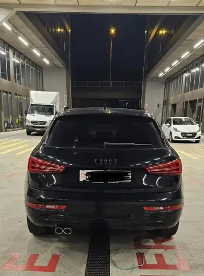 Audi Q3 2.0 TDI Quattro — SUV premium noir full black, entretien régulier — side view