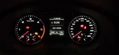 Audi Q3 2.0 TDI Quattro — SUV premium noir full black, entretien régulier — dashboard