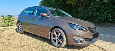 Peugeot 308 — Berline compacte fiable, équipée et entretenue — fianco