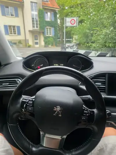 Peugeot 308 — Berline compacte fiable, équipée et entretenue — interni