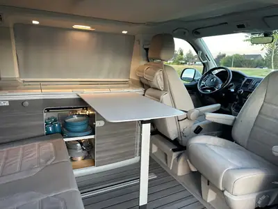 VW T6 California — Le camping-car premium 4MOTION, entièrement équipé et entretenu — vista posteriore
