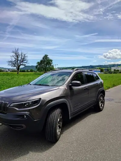 Jeep Cherokee Trailhawk — SUV 4x4 robuste, moteur 272 ch et équipement offroad premium — Außenansicht