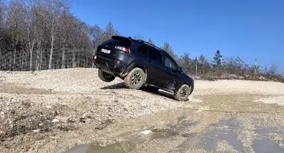 Jeep Cherokee Trailhawk — SUV 4x4 robuste, moteur 272 ch et équipement offroad premium — Heckansicht