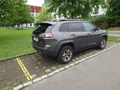 Jeep Cherokee Trailhawk — SUV 4x4 robuste, moteur 272 ch et équipement offroad premium — Seitenansicht