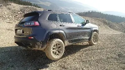 Jeep Cherokee Trailhawk — SUV 4x4 robuste, moteur 272 ch et équipement offroad premium — Armaturenbrett