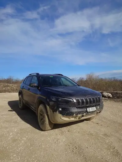 Jeep Cherokee Trailhawk — SUV 4x4 robuste, moteur 272 ch et équipement offroad premium — Detail