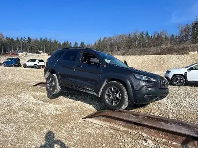 Jeep Cherokee Trailhawk — SUV 4x4 robuste, moteur 272 ch et équipement offroad premium — Miniatur 8