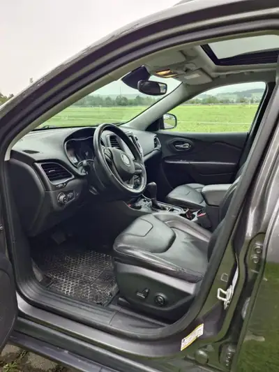 Jeep Cherokee Trailhawk — SUV 4x4 robuste, moteur 272 ch et équipement offroad premium — Miniatur 9