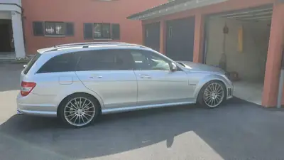 Mercedes-Benz C 63 AMG Break — 457 ch, Prestige et Performance — vista posteriore