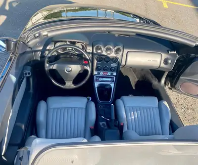 Alfa Romeo Spider 2001 — Roadster légendaire, 218 ch, noir profond — détail