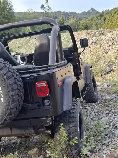JEEP CJ7 V8 — Légende américaine 1978, sound V8 authentique et verdeck complet — Miniature 8