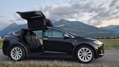 Tesla Model X 2017 — SUV électrique 7 places, 524 ch et autonomie premium — vue extérieure