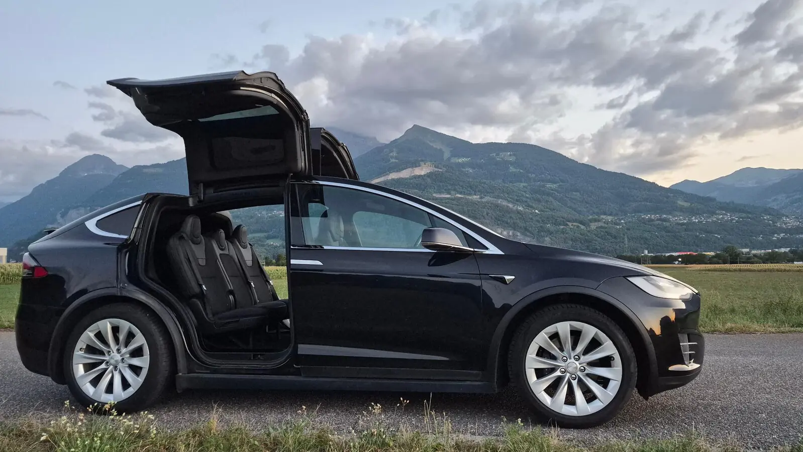 Tesla Model X 2017 — SUV électrique 7 places, 524 ch et autonomie premium