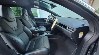 Tesla Model X 2017 — SUV électrique 7 places, 524 ch et autonomie premium — côté