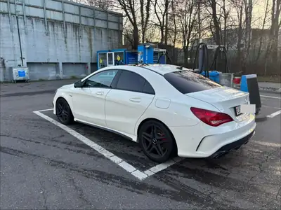 Mercedes-Benz CLA 45 AMG — Berline sportive 360 ch, entretien complet, 8 jeux de roues — Heckansicht