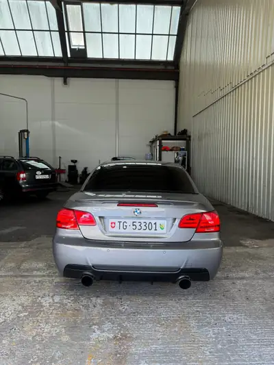 BMW 335 Cabriolet 2011 — Roadster sportif 306 ch, transmission automatique — interior