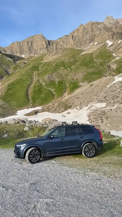 Volvo XC90 T8 eAWD Ultim 2023 — SUV 7 places hybride rechargeable, kilométrage exceptionnel — vista posteriore